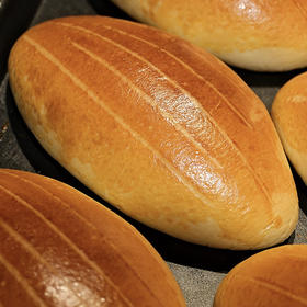 现烤面包—牛奶哈斯