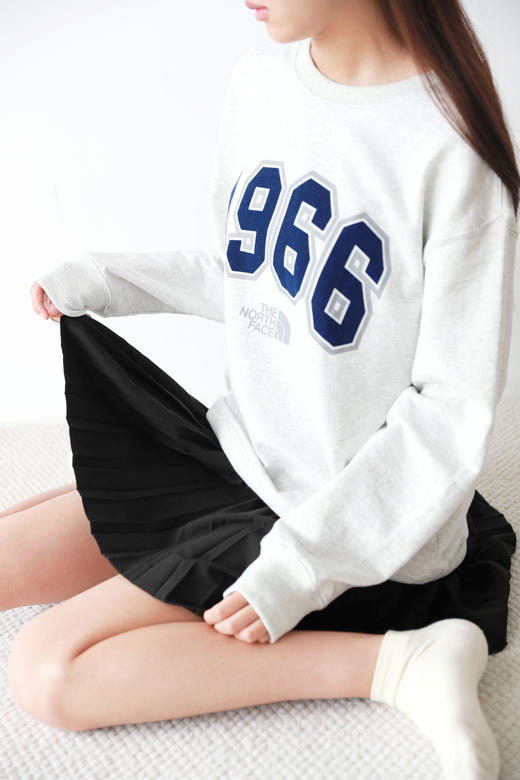 好软啊啊，摸一下就会爱上。学院风胸口字母圆领长袖卫衣A091158 商品图11