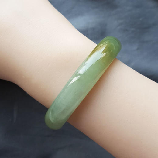 【天然正品】天然精品无杂裂冰种绿底飘黄翡53号翡翠贵妃手镯040924JJ15 现售价：7680 商品图7