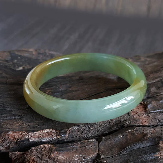 【天然正品】天然精品无杂裂冰种绿底飘黄翡53号翡翠贵妃手镯040924JJ15 现售价：7680 商品图3