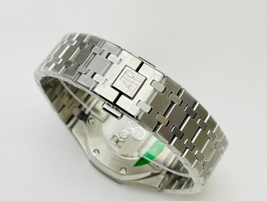 om来袭——爱彼26331OR皇家橡树多功能计时机械腕表41MM！
特点：表壳结构跟足原装正品，装配方式原装一致，使厚度比以往的更薄！搭配正品一致的进口精钢➕重量达到几乎正品的重量，完美无破绽‼️‼️ 商品图13