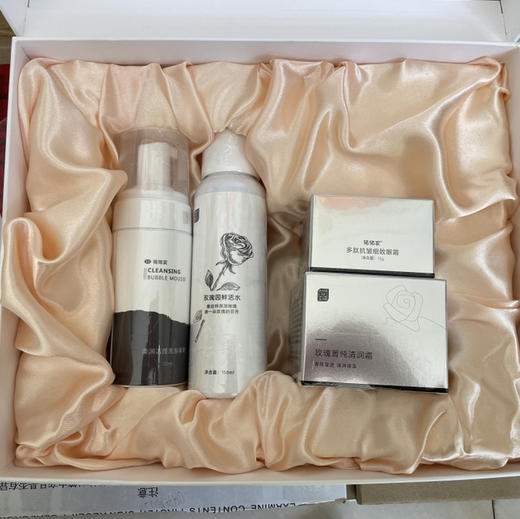 玫瑰主题限定悦人悦己伴手礼：玫瑰花瓣洁面晶 玫瑰果油 150ml玫瑰园鲜活水 50g玫瑰菁纯霜 5片玫瑰花萃面膜 手护组合两件套（椰奶护手霜和茶树手消）：纯原料级鲜活玫瑰香氛主打，还可组合其他心悦组合 商品图4