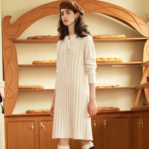 OLrain欧芮儿法式杏白色连衣裙女秋季2024年新款麻花中长款针织裙 商品图2