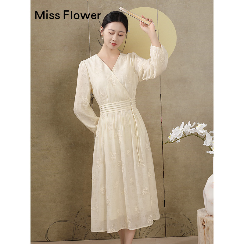 勿忘花杏色天丝刺绣裙春季新款小众不撞款连衣裙新中式