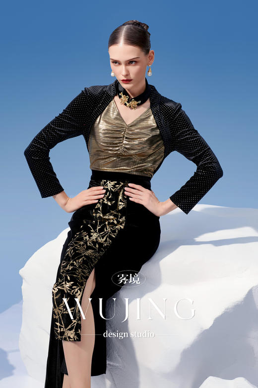 4202057 古潼怀金 高级亮丝图层上衣 雾境 商品图3