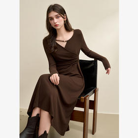 西遇咖色长袖连衣裙女新款V领串珠镂空领口修身长裙13542550