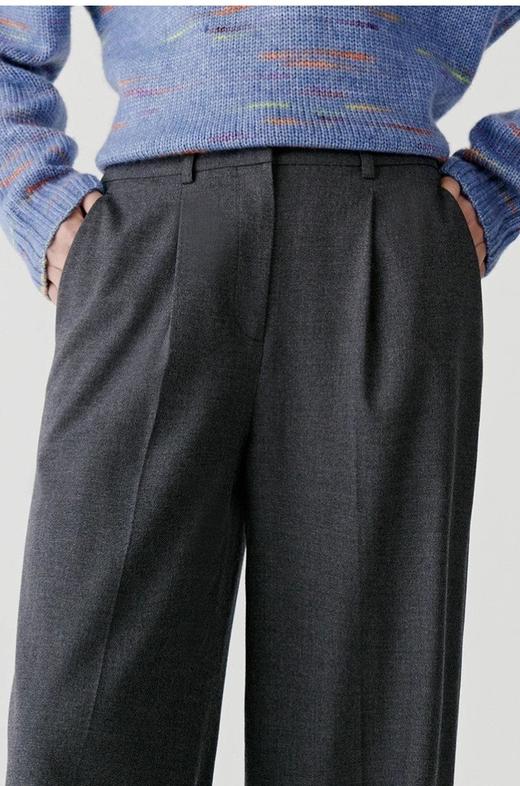 花灰双褶长裤 毛弹细斜纹直筒西裤 面料柔软富有弹性 细斜纹面料 初剪澳毛高密织造手感软糯丰厚  双褶立体设计 商品图1