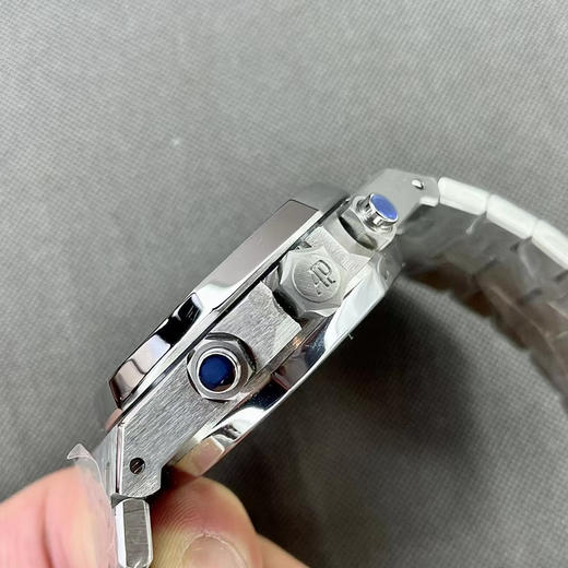 om来袭——爱彼26331OR皇家橡树多功能计时机械腕表41MM！
特点：表壳结构跟足原装正品，装配方式原装一致，使厚度比以往的更薄！搭配正品一致的进口精钢➕重量达到几乎正品的重量，完美无破绽‼️‼️ 商品图5