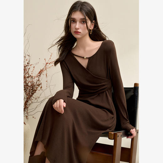 西遇咖色长袖连衣裙女新款V领串珠镂空领口修身长裙13542550 商品图3
