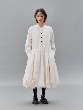 步履不停/4C31150C/花苞灯笼蛋糕裙小立领黑白条纹中长款连衣裙