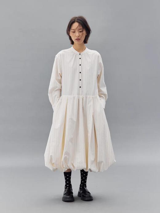 步履不停/4C31150C/花苞灯笼蛋糕裙小立领黑白条纹中长款连衣裙 商品图0