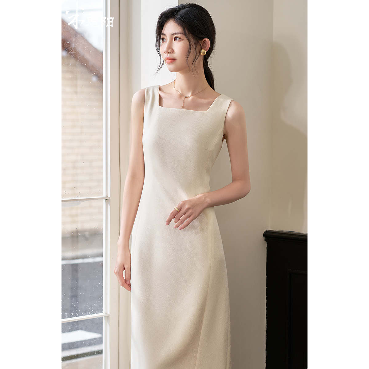 米思阳2026春季新款法式赫本风高端醋酸连衣裙商务白色礼服背心裙