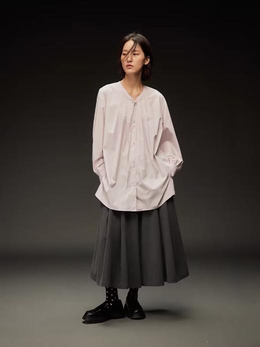 步履不停/4C11202C/初秋水粉色宽松V领无领衬衫 商品图2