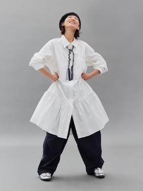 步履不停/4C31149C/叠穿百搭衬衫领式黑色白色中长款连衣裙