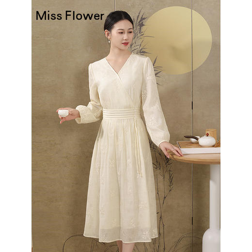 勿忘花杏色天丝刺绣裙春季新款小众不撞款连衣裙新中式 商品图1