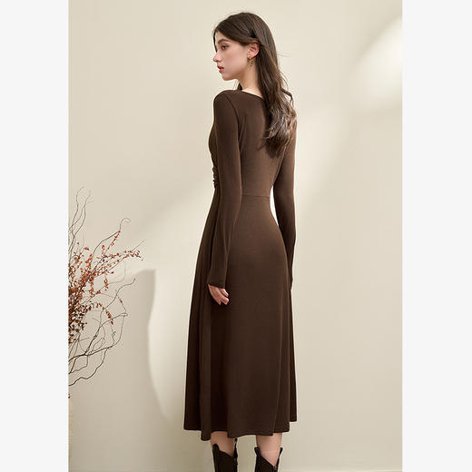 西遇咖色长袖连衣裙女新款V领串珠镂空领口修身长裙13542550 商品图4