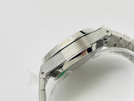 om来袭——爱彼26331OR皇家橡树多功能计时机械腕表41MM！
特点：表壳结构跟足原装正品，装配方式原装一致，使厚度比以往的更薄！搭配正品一致的进口精钢➕重量达到几乎正品的重量，完美无破绽‼️‼️ 商品图11