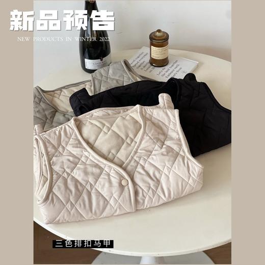 【精致不臃肿的调温单品】LUOQIQI御寒三色排扣小马甲 修身保暖加厚内层 面料柔软时尚百搭 A-3298 商品图7