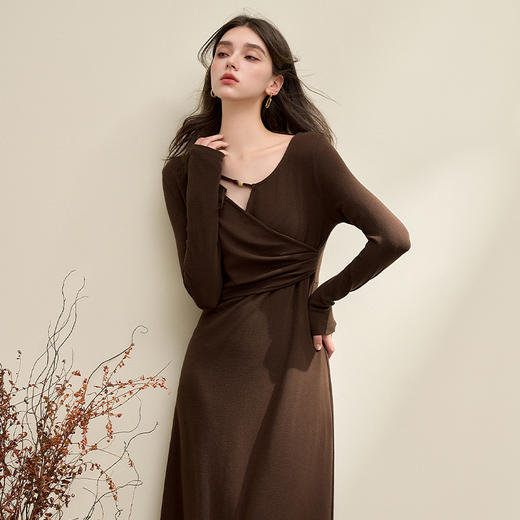 西遇咖色长袖连衣裙女新款V领串珠镂空领口修身长裙13542550 商品图2