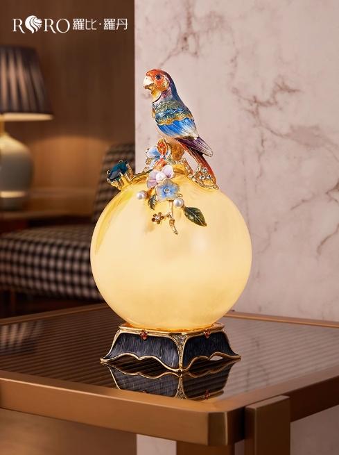 【彼达思】罗比罗丹《鹦鹉》摆件珐琅彩工艺博古架带灯摆件创意家居饰品 商品图0