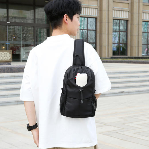 型男必备【都市休闲胸包】单肩斜挎包防水多功能胸包，休闲潮流百搭！2024新款胸包 运动休闲简约多功能 纯色机车斜跨水杯包 商品图3