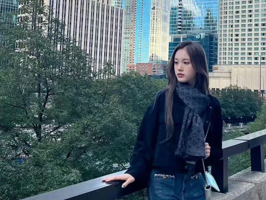 老花羊毛围巾，
尺寸:长180×宽39cm 
浅棕，深灰色，黑色 商品图1