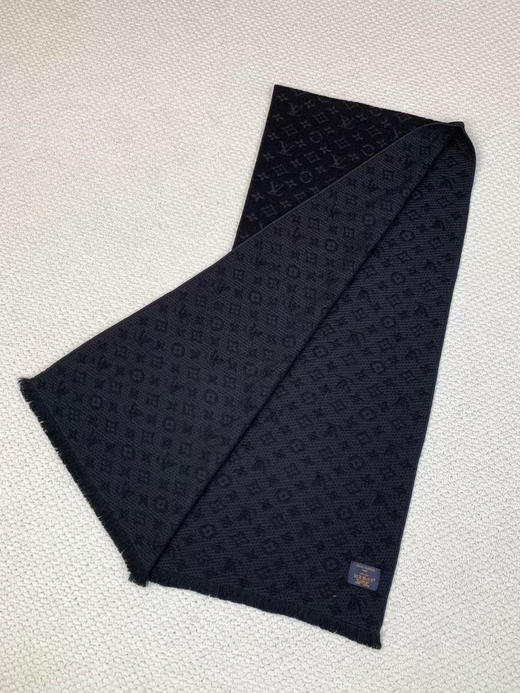 老花羊毛围巾，
尺寸:长180×宽39cm 
浅棕，深灰色，黑色 商品图9