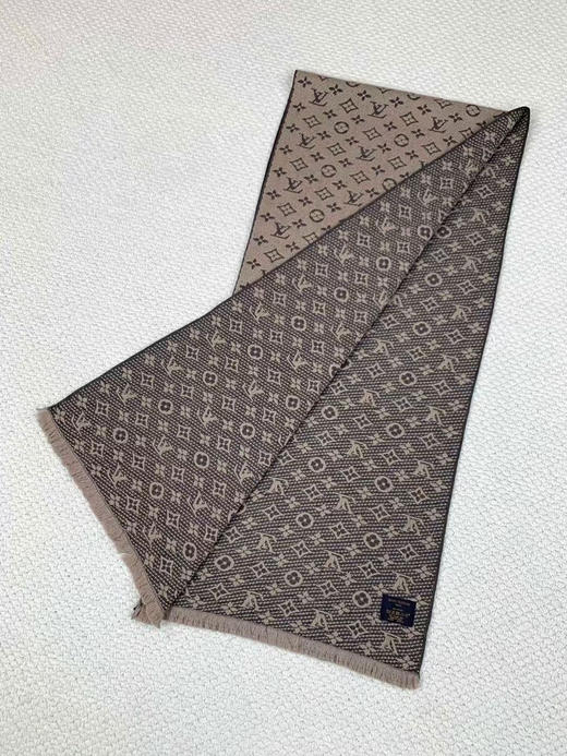 老花羊毛围巾，
尺寸:长180×宽39cm 
浅棕，深灰色，黑色 商品图6