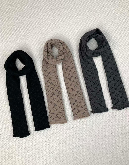 老花羊毛围巾，
尺寸:长180×宽39cm 
浅棕，深灰色，黑色 商品图3