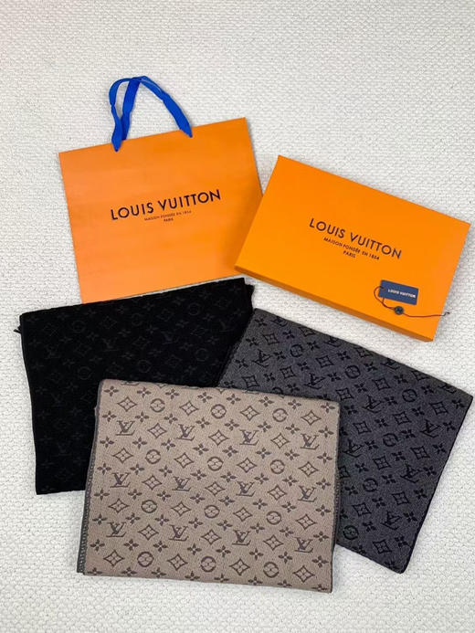 老花羊毛围巾，
尺寸:长180×宽39cm 
浅棕，深灰色，黑色 商品图10