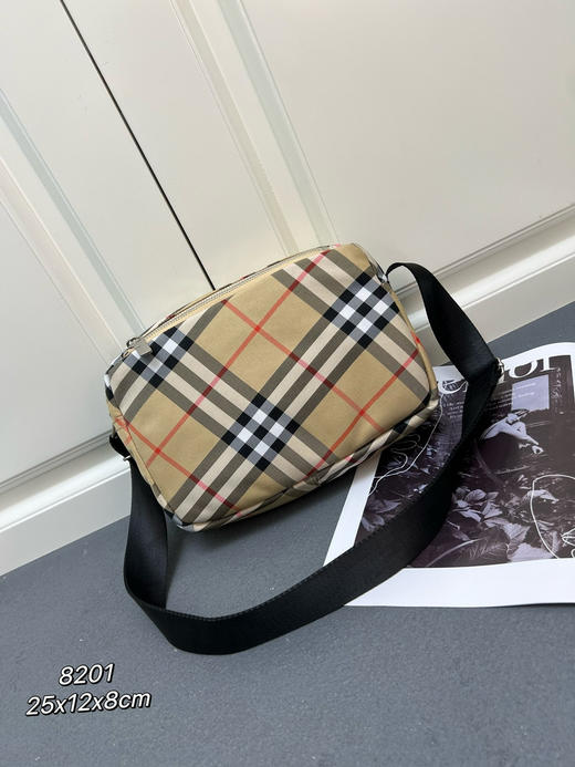 秋冬特惠💰600 B家斜背包 装饰精纺 Burberry 格纹8201。点缀马术骑士徽标（EKD）贴花 商品图1