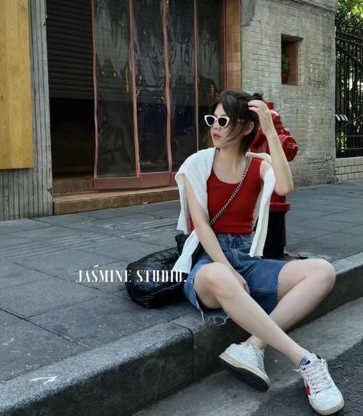 老米优品🎈5-7天。法式简约 品质nice《显瘦磨毛绒无袖U型美背背心》自带胸垫，舒适自由~~ BX240913A 商品图2