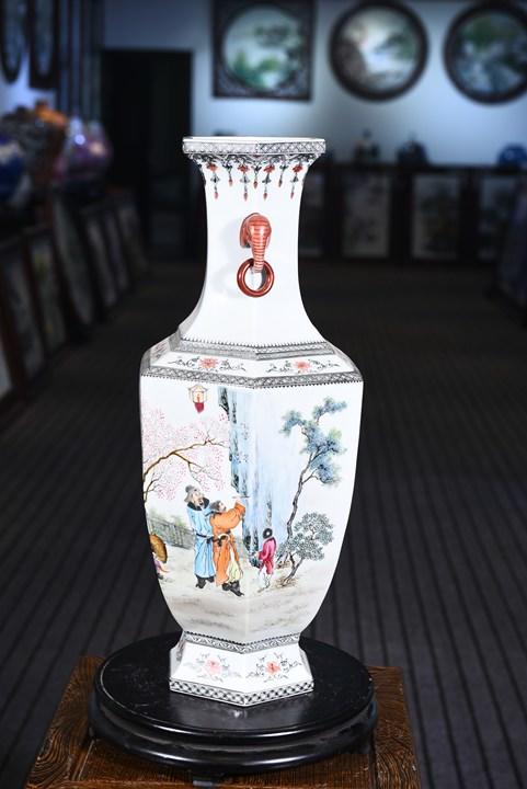 重工粉彩桃林夜宴双耳瓶 商品图0