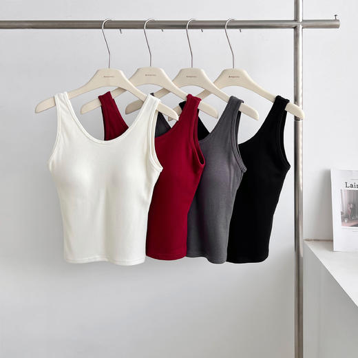 老米优品🎈5-7天。法式简约 品质nice《显瘦磨毛绒无袖U型美背背心》自带胸垫，舒适自由~~ BX240913A 商品图1