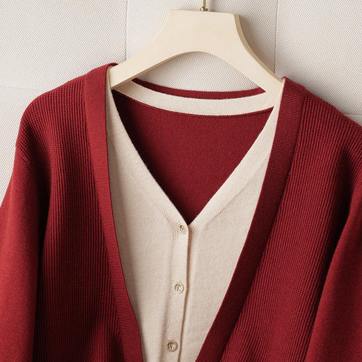 CC-J417秋冬薄款羊毛短款撞色拼接2024新款红色毛衣v领假两件针织衫外套 商品图3