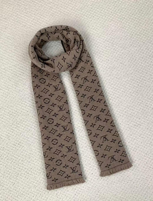 老花羊毛围巾，
尺寸:长180×宽39cm 
浅棕，深灰色，黑色 商品图5