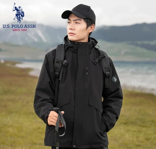 品质+价格+性能+颜值兼具！【美国U.S.POLO ASSN情侣户外三防冲锋衣】黑科技面料防水、防污、防寒，耐磨抗皱；3D立体裁剪，版型有型显瘦，不挑人；全家老少都能穿，通勤户外都可~