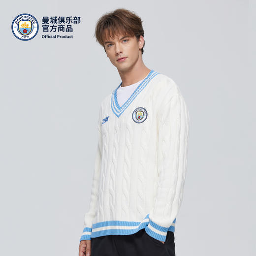 【官方正版】曼城俱乐部 | 蓝白拼接队徽提花V领休闲毛衣 商品图3