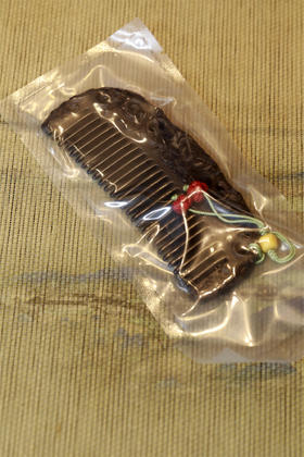 连枝纹紫光檀梳