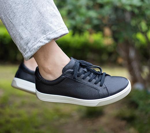 【隆丰起程--雪地靴专场】起程-男士经典黑白两色舒适真皮休闲鞋【SW4S007DM】 商品图1