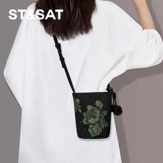 星期六优雅新中式斜跨单肩水桶包SSC521A02R 商品图0