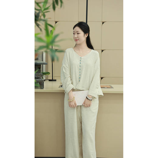 【抖音专属】套装（V领小衫23708189奶昔白+直筒裤24709142奶昔白） 商品图0