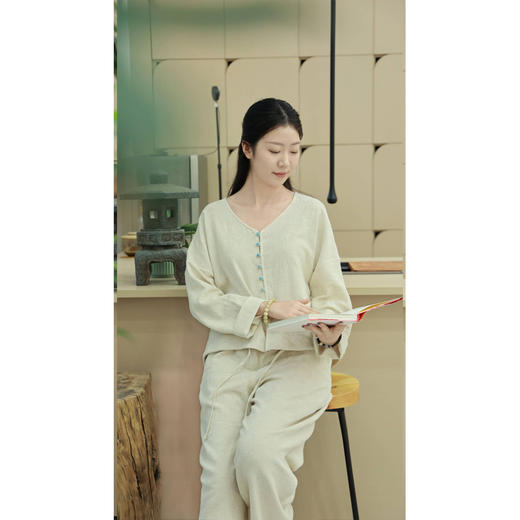 【抖音专属】套装（V领小衫23708189奶昔白+直筒裤24709142奶昔白） 商品图2