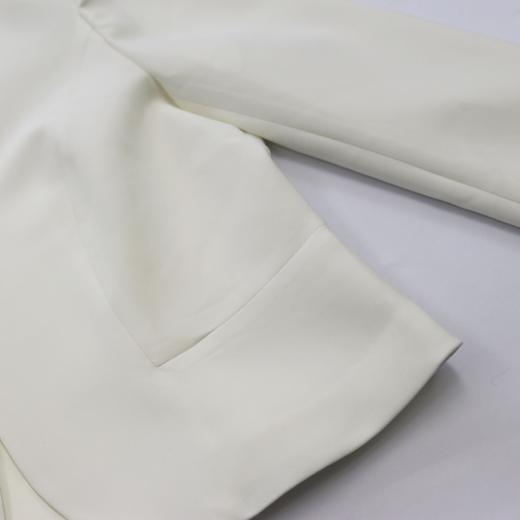 什么都好搭的小白外套、圆角长袖高级气质女士短款小外套 2105024 商品图3