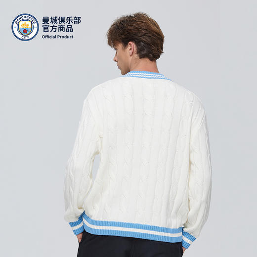 【官方正版】曼城俱乐部 | 蓝白拼接队徽提花V领休闲毛衣 商品图4