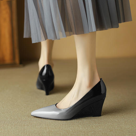 【预售5天】小众设计法式渐变撞色牛漆皮浅口尖头坡跟单鞋配裙子高跟鞋BTWY&AW425 商品图2