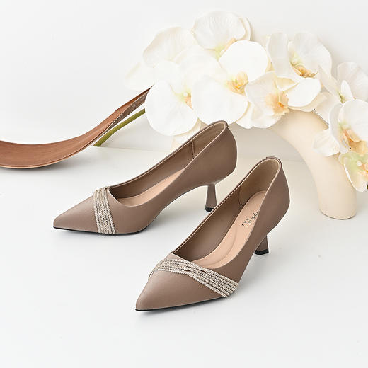 经典鲨2024年秋季款优雅尖头浅口一脚蹬水钻气质细高跟鞋女KW127-D37151 商品图3