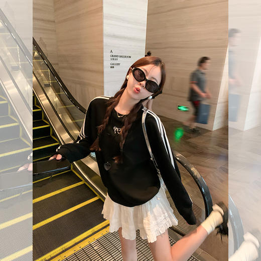 <曾小咸推荐>韩系休闲百搭黑色蝴蝶结印花圆领卫衣 商品图0