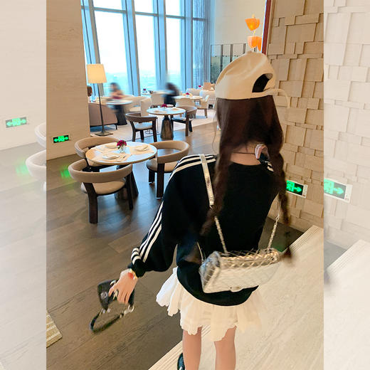 <曾小咸推荐>韩系休闲百搭黑色蝴蝶结印花圆领卫衣 商品图4