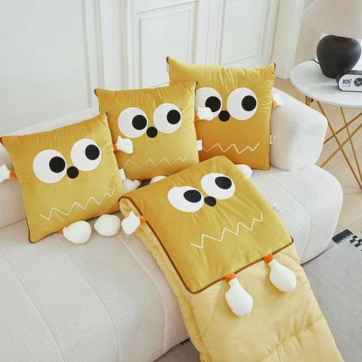 【大眼怪刺绣羊羔绒抱枕被】秋冬季法兰绒毛毯 多巴胺午休办公车用 靠垫被抱枕毯 商品图9